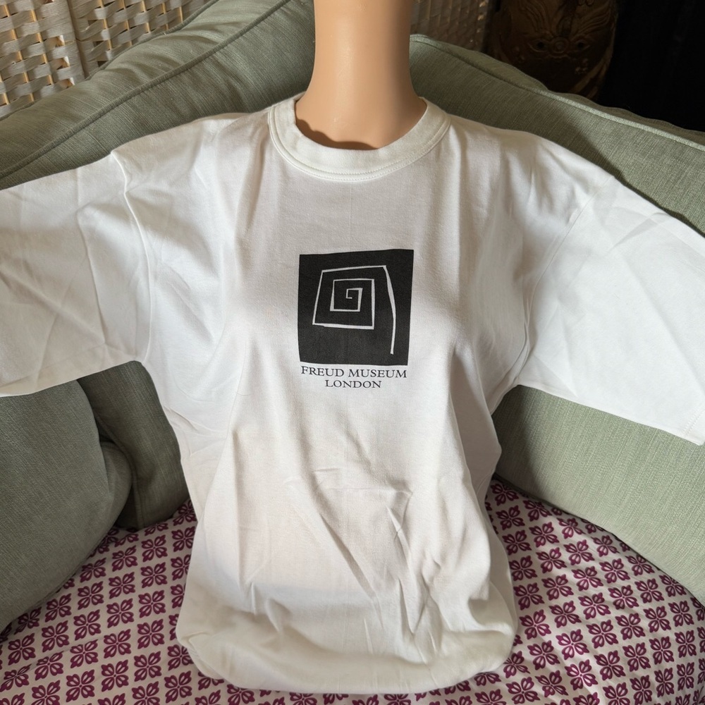 Vintage ‘Freud Museum London” White T-Shirt a Size XL